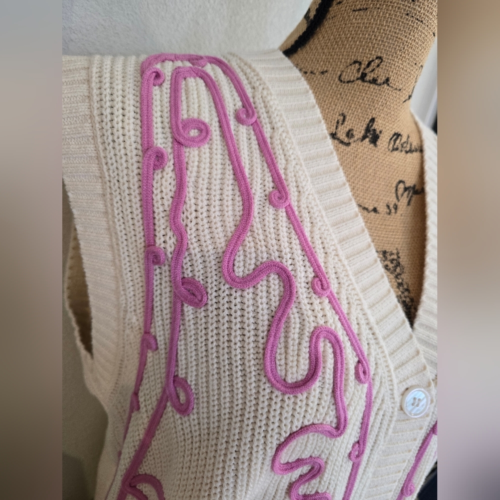 Lalavon NWT Women's Cream and Pink Embroidered V Neck Button Front Sweater Vest - Picture 11 of 14